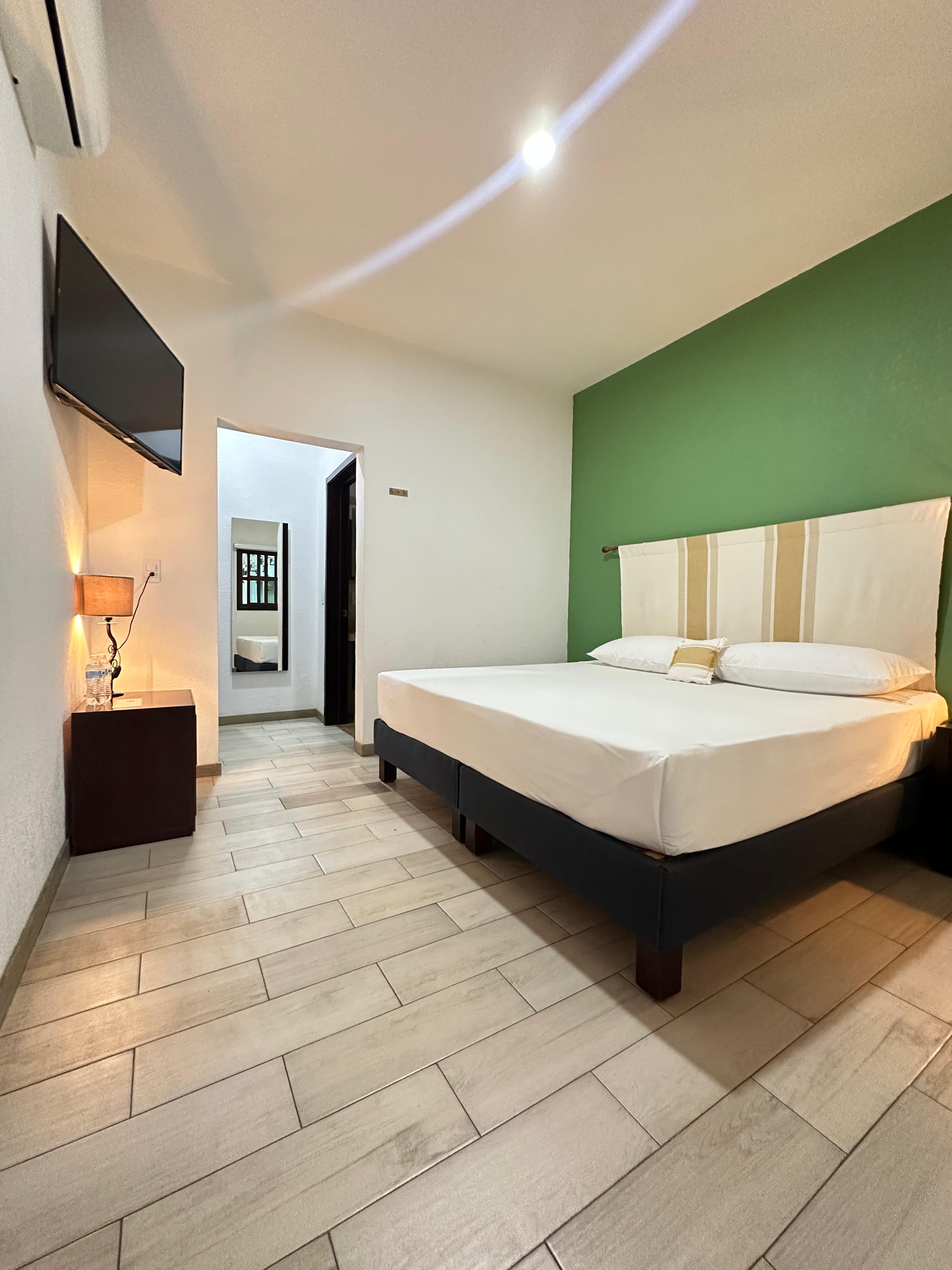Habitación con una cama king size, ideal para 